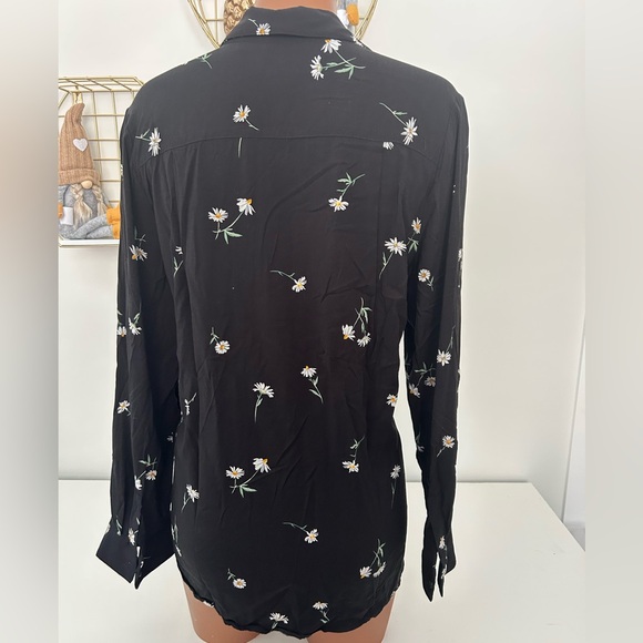 Black w/Daisy print Blouse XXL - Picture 2 of 4